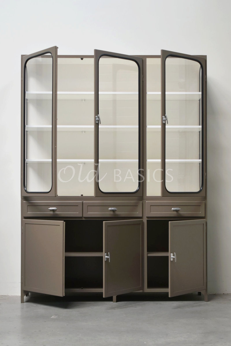 Detail van Apothekerskast Retrique, 3 deuren, RAL7006, grijs, beige, bruin, materiaal staal